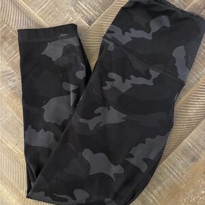Yogalicious Black & Gray Camo Leggings - XS